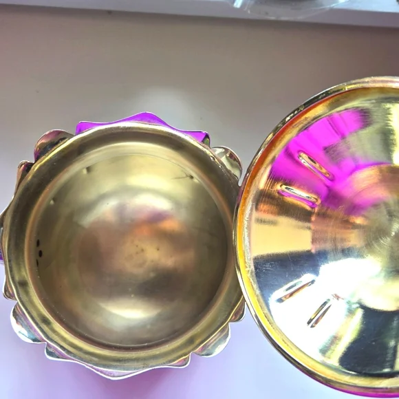 Silver Plated Teapot with Victorian Styled Designed Lid and Handle - Picture 3 of 8